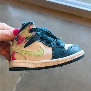 Nike Kids Sneakers in Teal and Cream